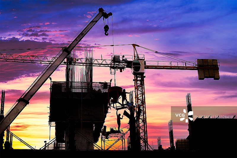 夕阳下的建筑工地图片素材