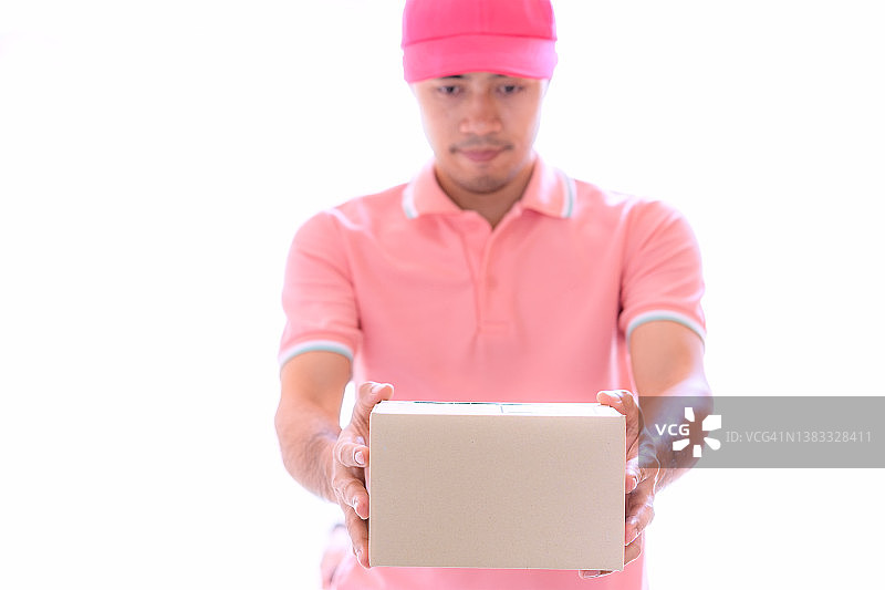 身穿粉色polo衫的友善亚洲快递员，抱着包裹箱图片素材