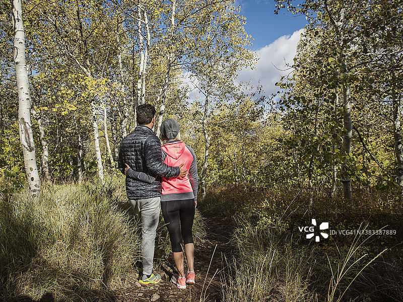 森林中的情侣背影图片素材