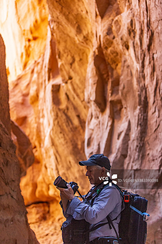 美国，犹他州，埃斯卡兰特，徒步旅行者在埃斯卡兰特大楼梯国家纪念碑附近的柯达克罗姆盆地国家公园探索和拍摄岩层图片素材