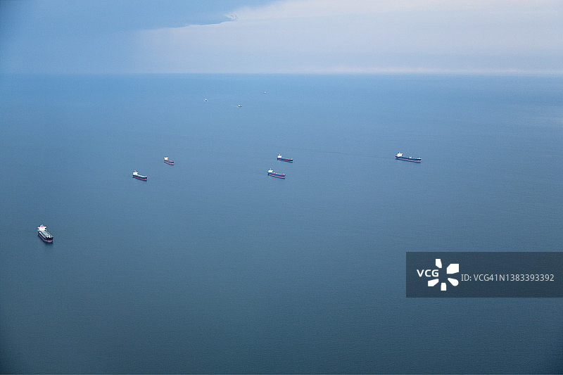 美国弗吉尼亚州海上的油轮鸟瞰图图片素材