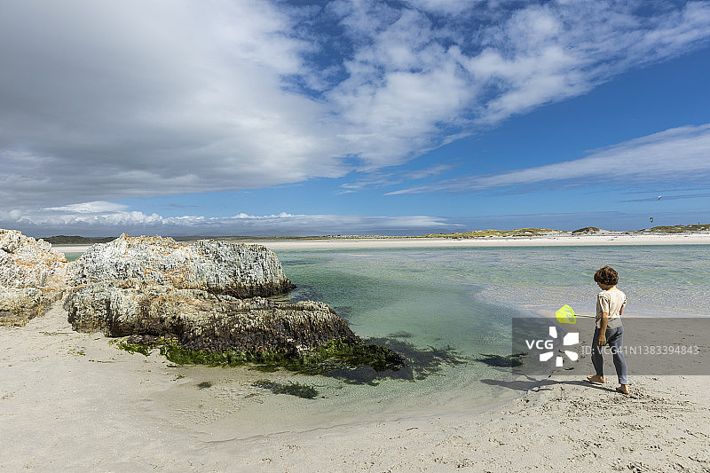 南非赫尔马努斯，8-9岁男孩在格罗托海滩拿渔网图片素材