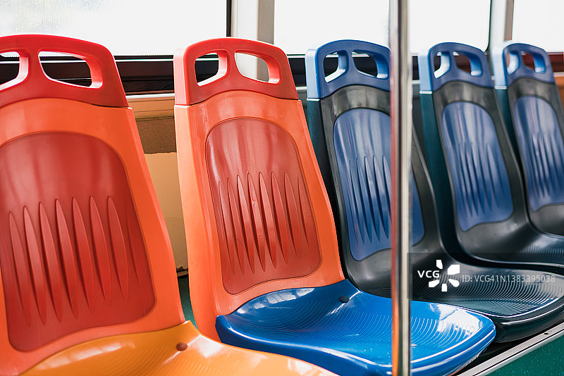 公交车上的彩色座椅图片素材