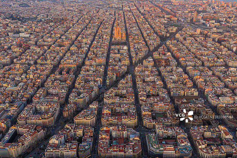 巴塞罗那埃伊ample住宅区和著名大教堂全景航拍，加泰罗尼亚，西班牙图片素材