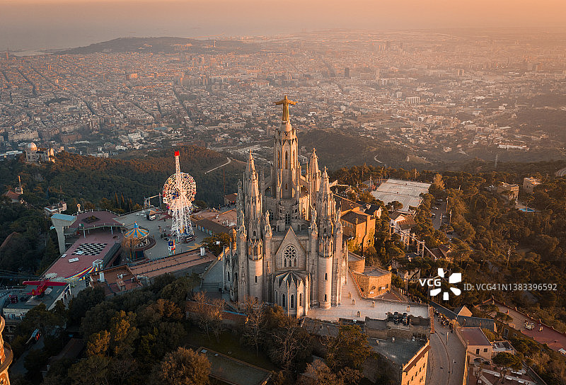日落时分巴塞罗那附近蒂比达博山上圣心圣殿鸟瞰图图片素材