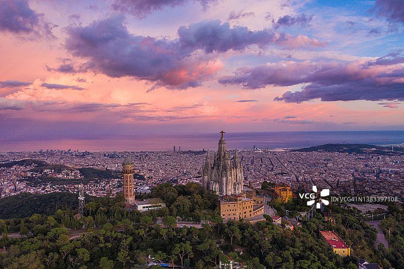 日落时分巴塞罗那附近蒂比达博山上圣心圣殿鸟瞰图图片素材