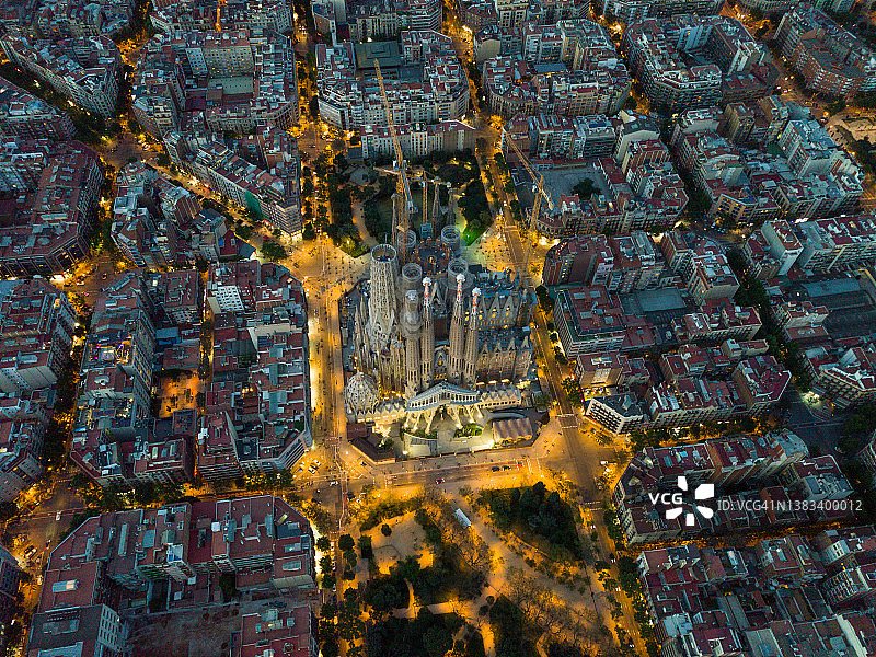 西班牙巴塞罗那圣家堂夜景航拍，加泰罗尼亚建筑师安东尼·高迪设计图片素材