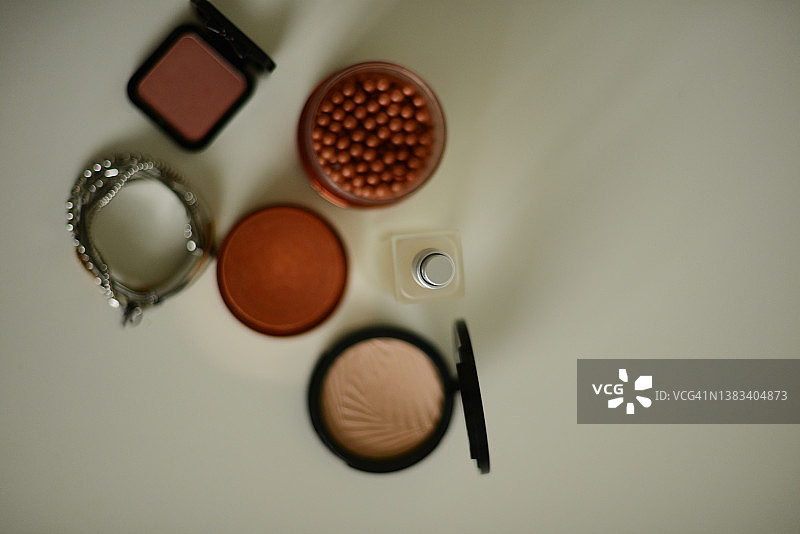 白色背景上的化妆品图片素材