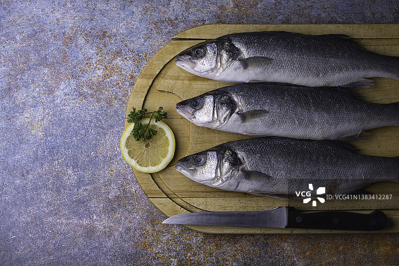 三条海鲈鱼图片素材