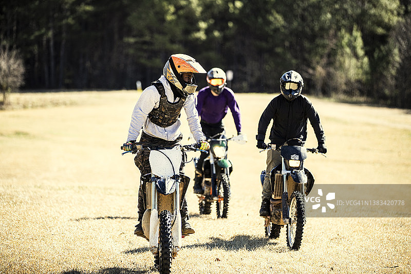 越野摩托车手穿越田野图片素材