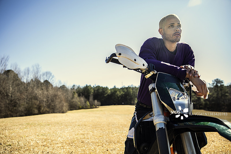越野摩托车手和他的摩托车肖像图片素材