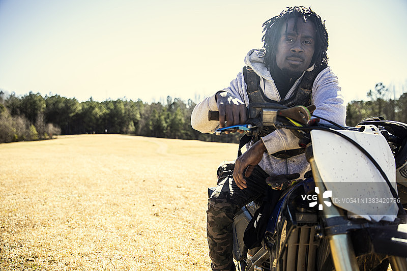越野摩托车手和他的摩托车肖像图片素材