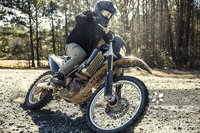 越野摩托车在砂石路上急转弯图片素材