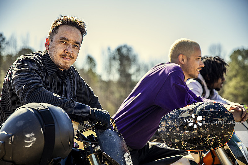 越野摩托车手团队肖像图片素材