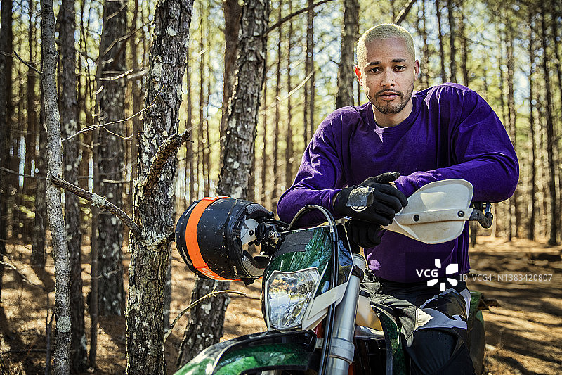 越野摩托车手和他的摩托车肖像图片素材