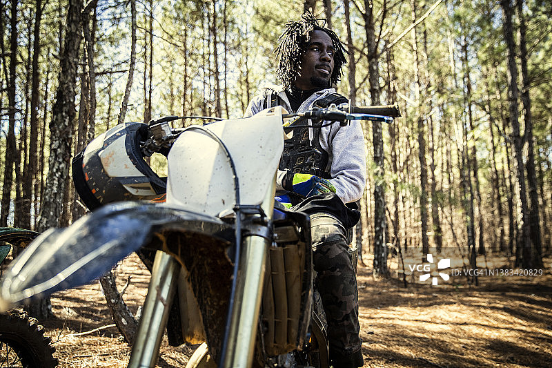 越野摩托车手和他的摩托车肖像图片素材