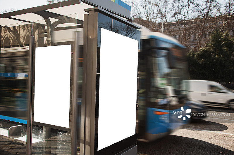 带空白海报的公交车站图片素材