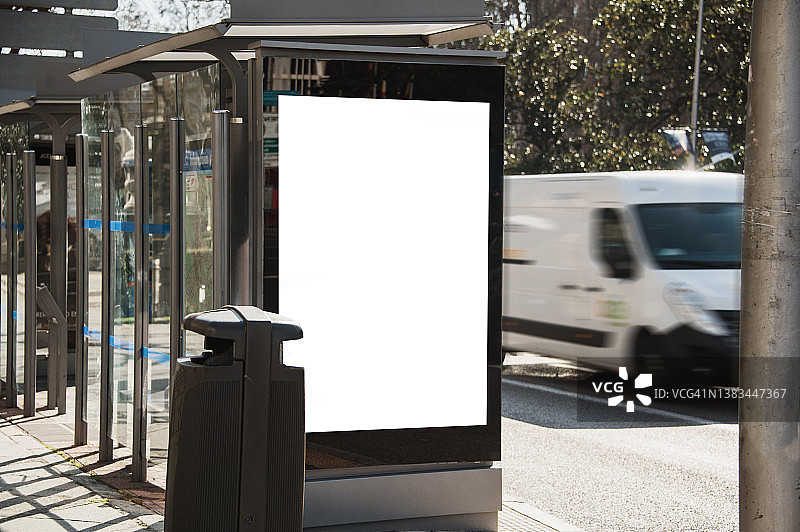 带空白海报的公交车站图片素材
