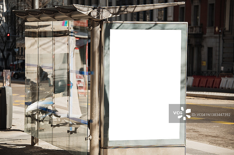 带空白海报的公交车站图片素材