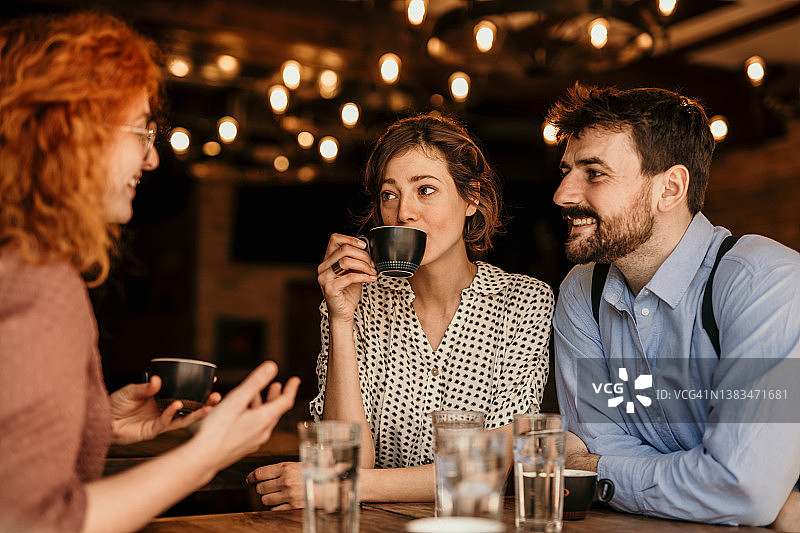 与好友共享咖啡时光图片素材