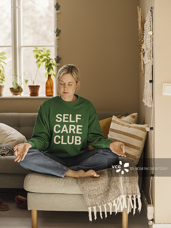 穿着居家服，注重身心健康的女人图片素材