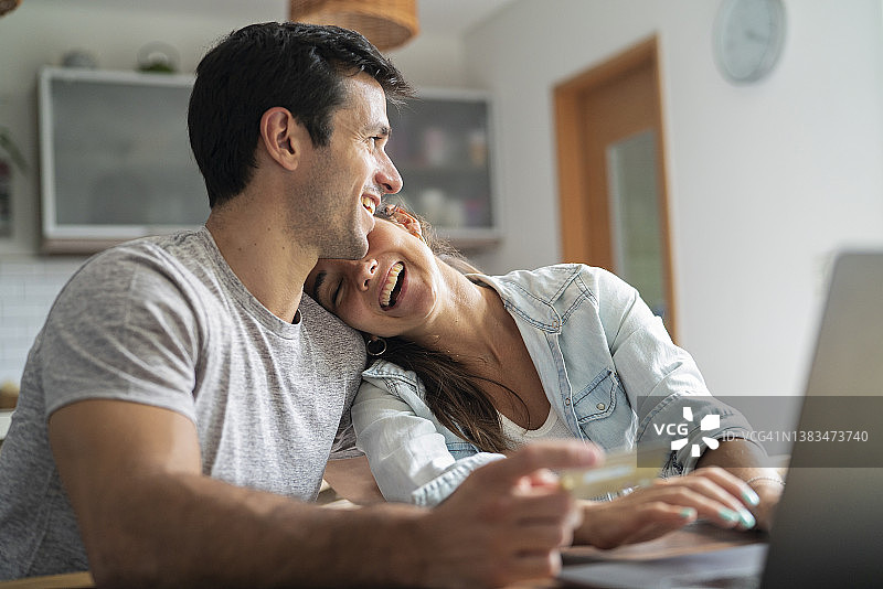 西班牙裔夫妇在网上购物后拥抱图片素材