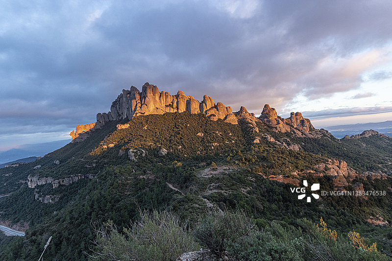 蒙特塞拉特日落 - Les Agulles图片素材