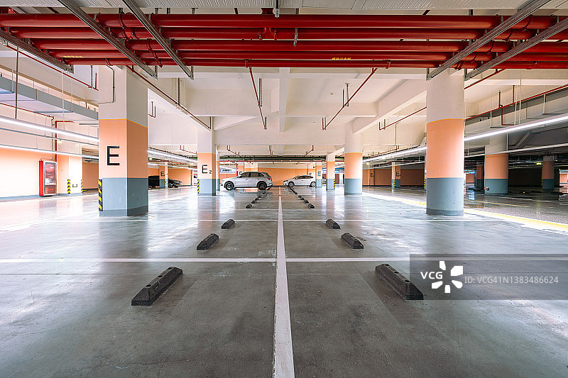 购物中心的地下停车场图片素材