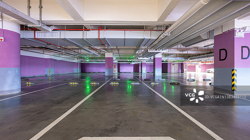 城市购物中心地下停车场图片素材