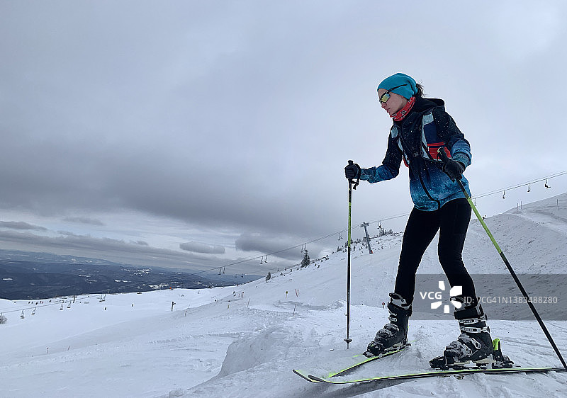 多洛米蒂山脉滑雪女子图片素材
