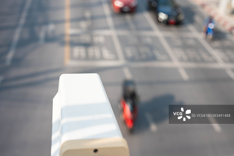 安装在城市交通道路天桥上的闭路电视图片素材