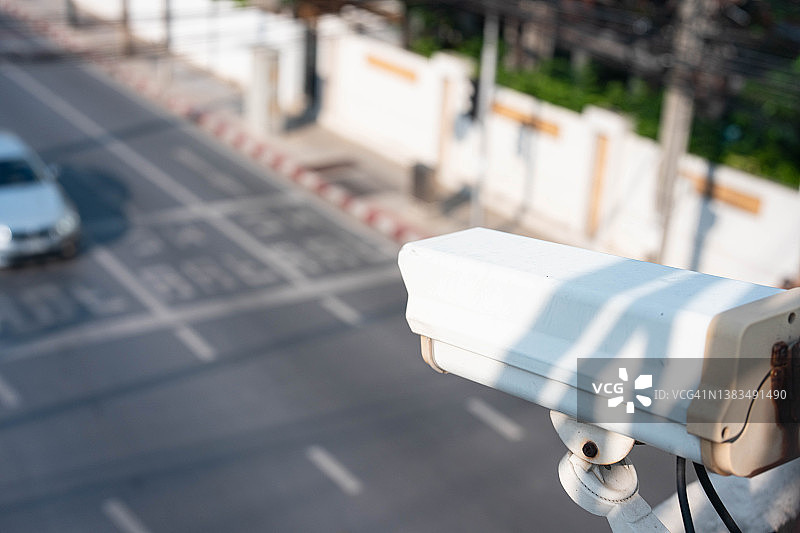 安装在城市交通道路天桥上的闭路电视图片素材