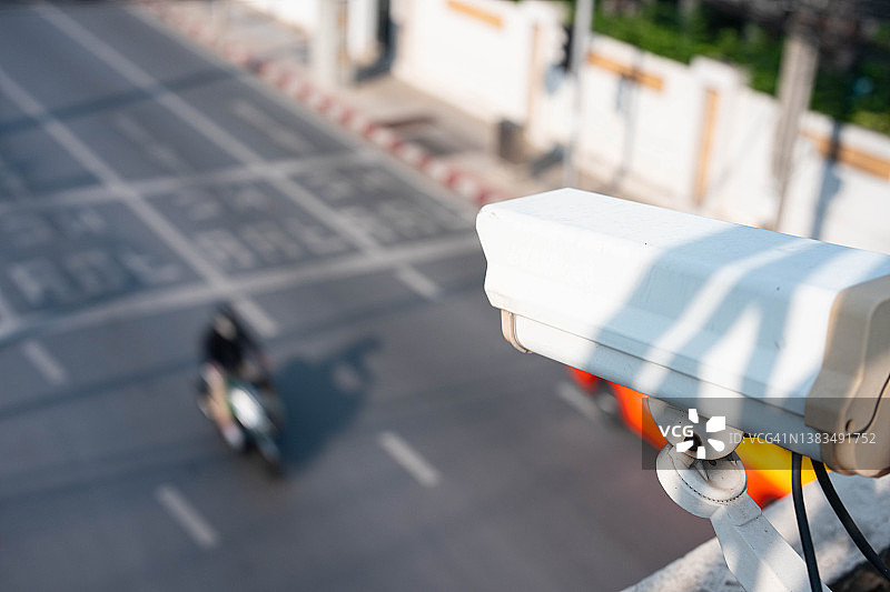 安装在城市交通道路天桥上的闭路电视图片素材