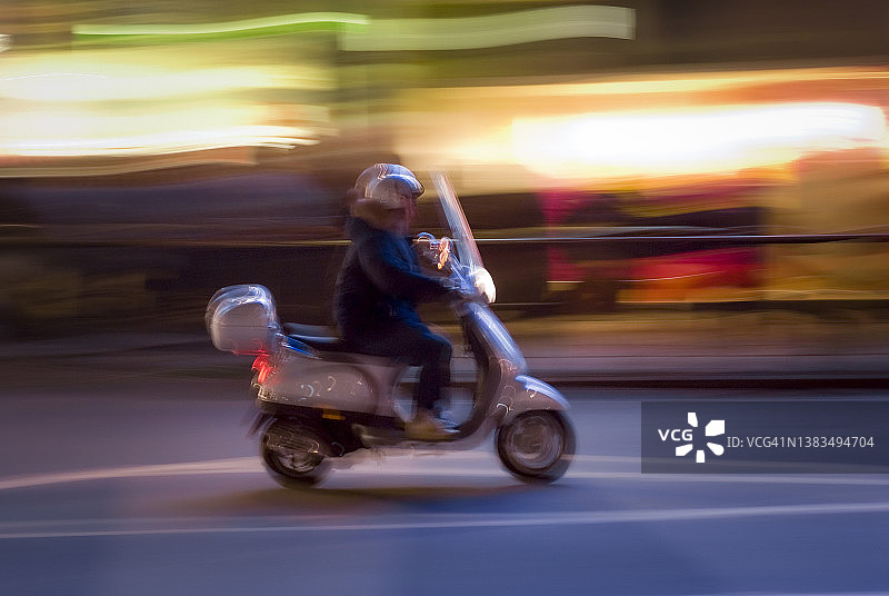 摩托车飞驰而过图片素材