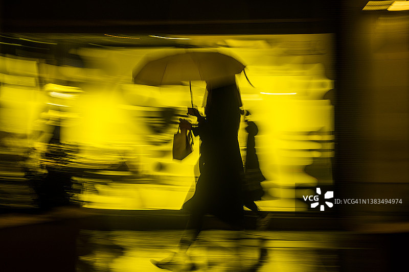 夜晚伦敦街头购物的行人图片素材