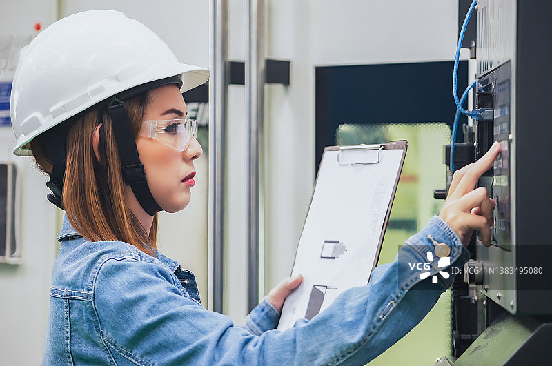 年轻女维护工程师在能源控制室工作图片素材