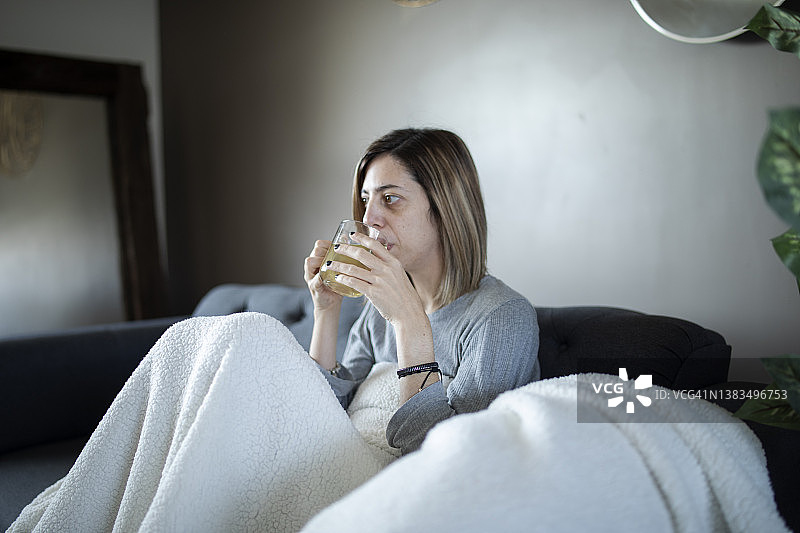 女人在沙发上喝茶图片素材