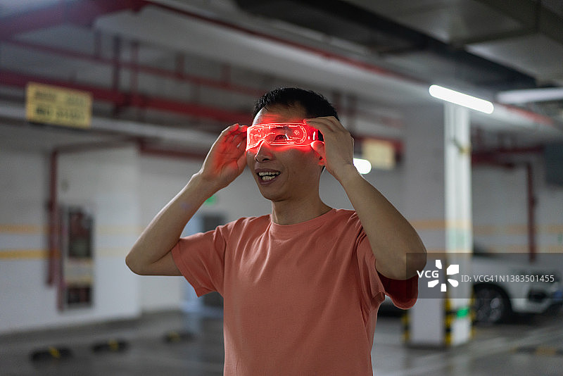 戴虚拟现实智能眼镜的男人图片素材