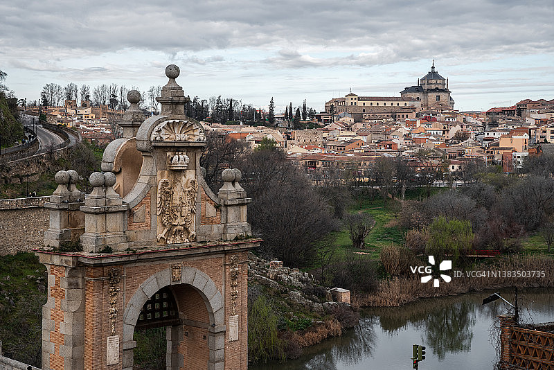 通往托莱多古城的阿尔坎塔拉桥图片素材
