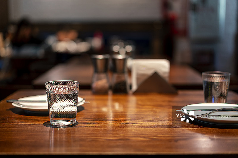 豪华餐厅内的餐桌图片素材