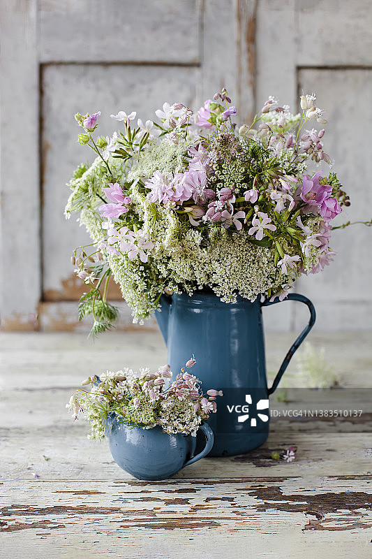 花瓶里的草地花卉静物图片素材