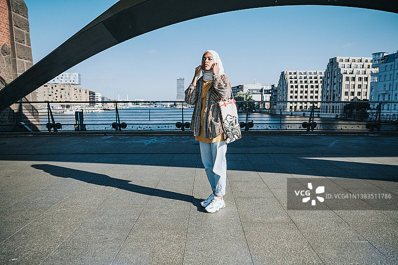 戴着头巾的年轻黑人女性在柏林上包姆桥上的肖像图片素材