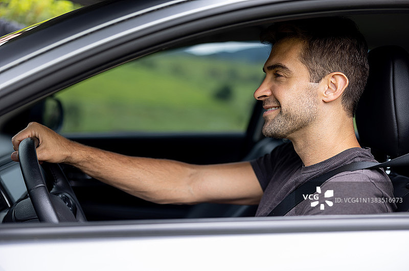 开着车微笑的快乐男人图片素材