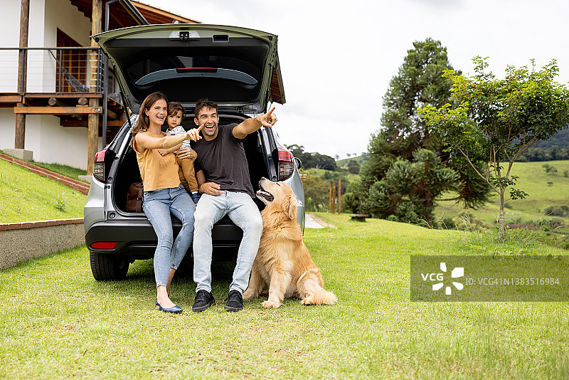 幸福的一家：公路旅行中指向远方图片素材