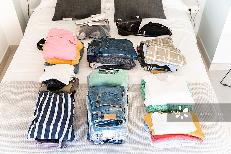 叠放在床上的女装，准备装入行李箱图片素材