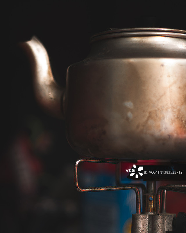 在燃气灶上煮水的露营水壶图片素材