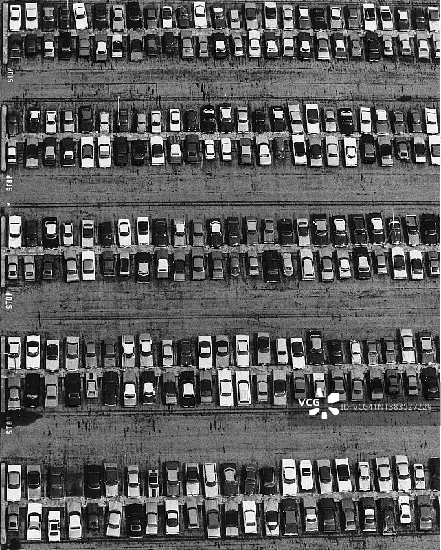 停车场内的多辆汽车图片素材