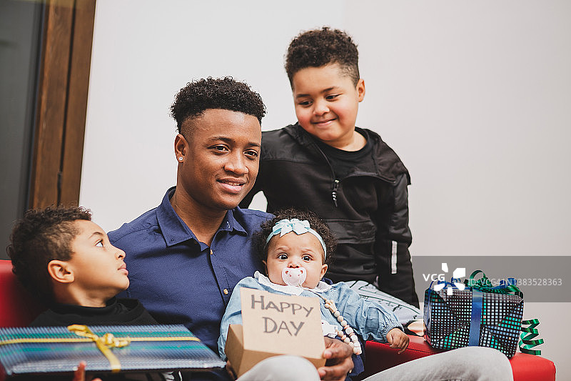 快乐的非洲裔美国父亲和孩子们以及一些礼物图片素材