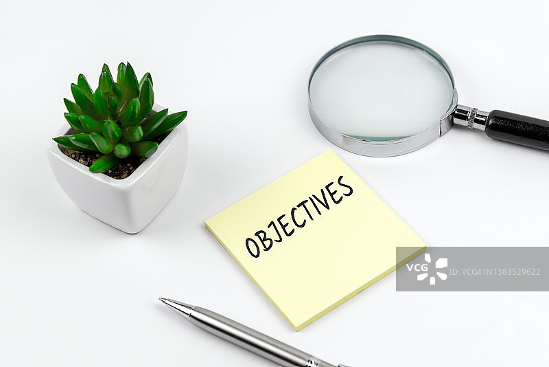 带有放大镜和盆栽的便利贴上的目标文本图片素材