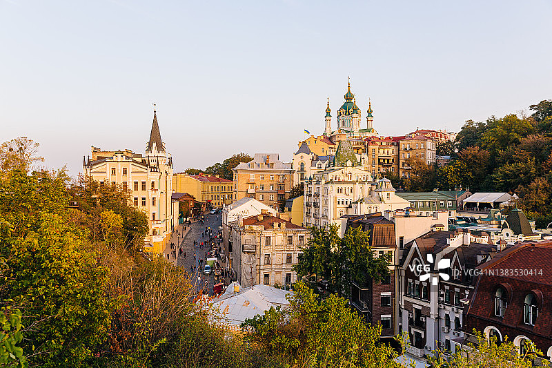 乌克兰日落时分的圣安德烈教堂和基辅天际线图片素材